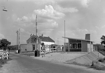 166828 Gezicht op het N.S.-station Klarenbeek te Klarenbeek, met links het oude en rechts het nieuwe stationsgebouw.